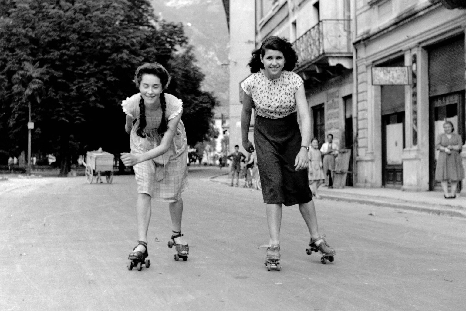 Giovanni Skulina, Due ragazze pattinano in via Garberie, Arco, 1946 - Courtesy MAG
