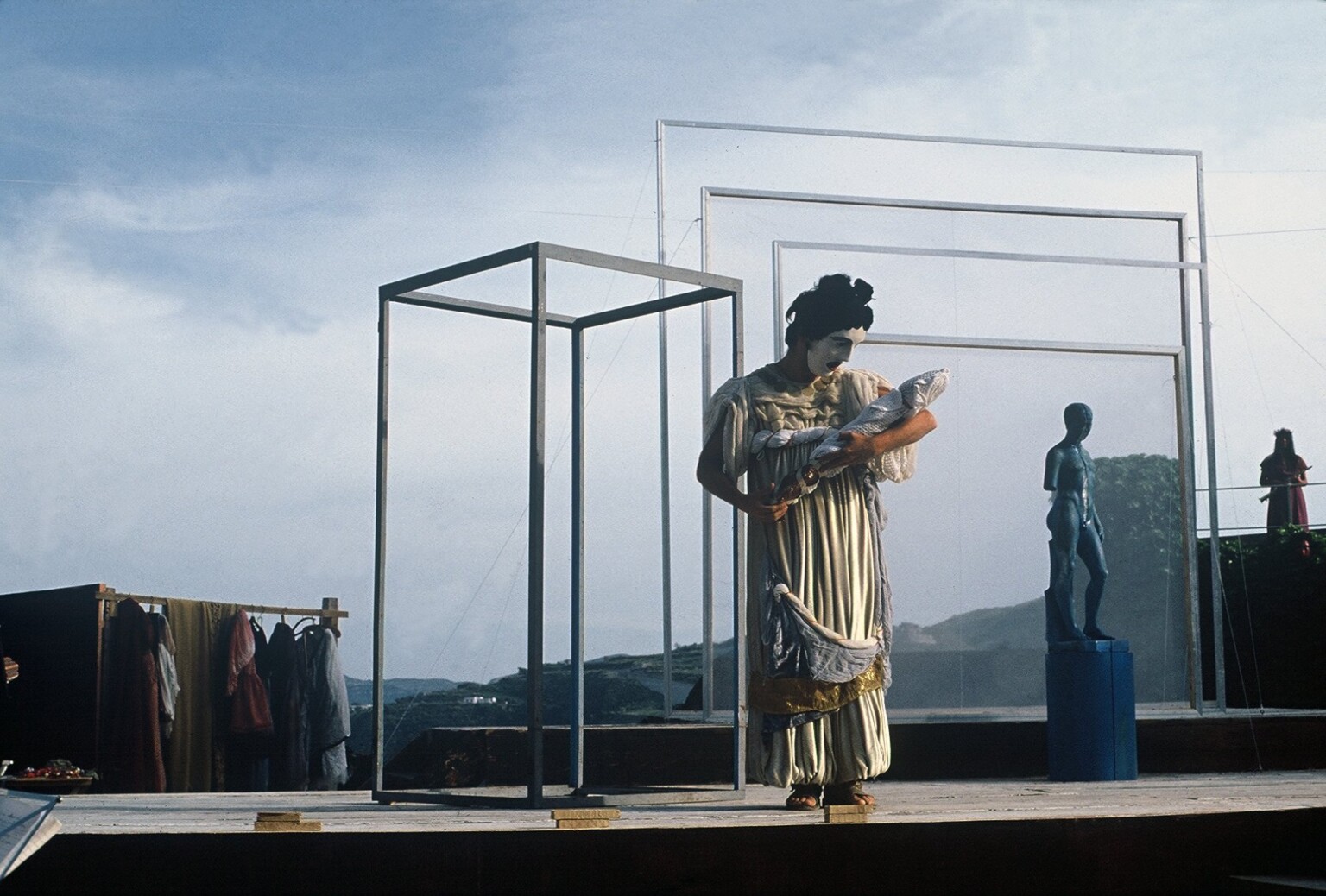 La Trousse inserita nella scenografia di Renato Mambor per La donna di Samo. Menandro, Lipari, 1979