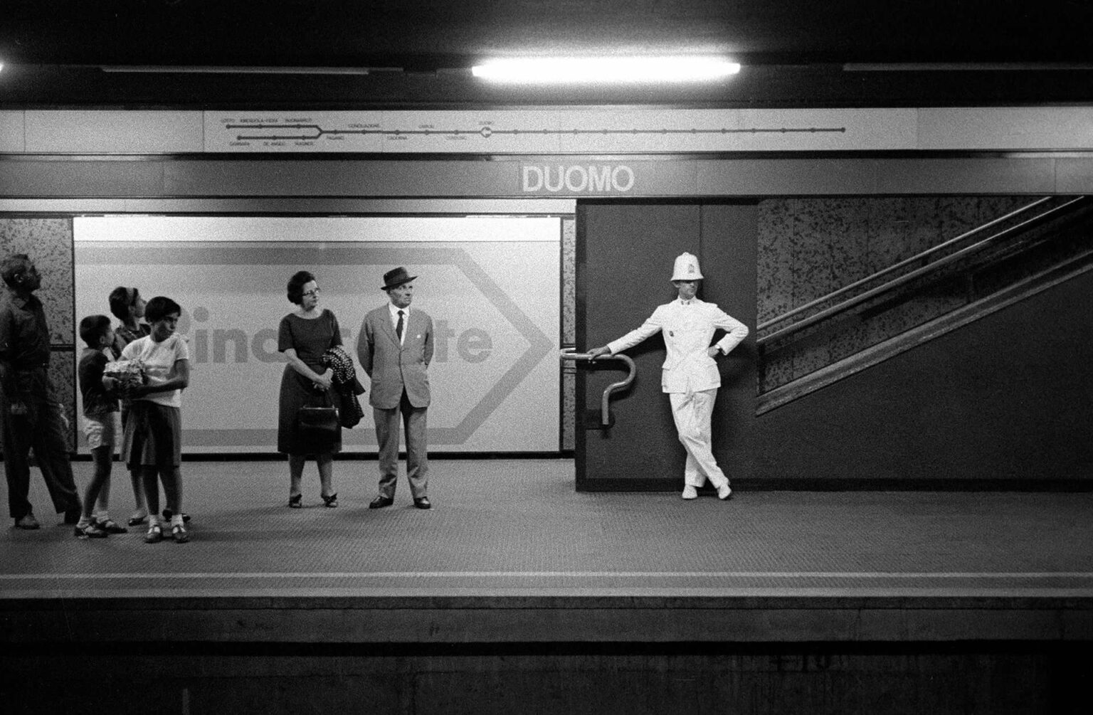 Carlo Orsi, Milano, 1965. Metropolitana in bianco e nero © Archivio Carlo Orsi. Courtesy Archivio Carlo Orsi