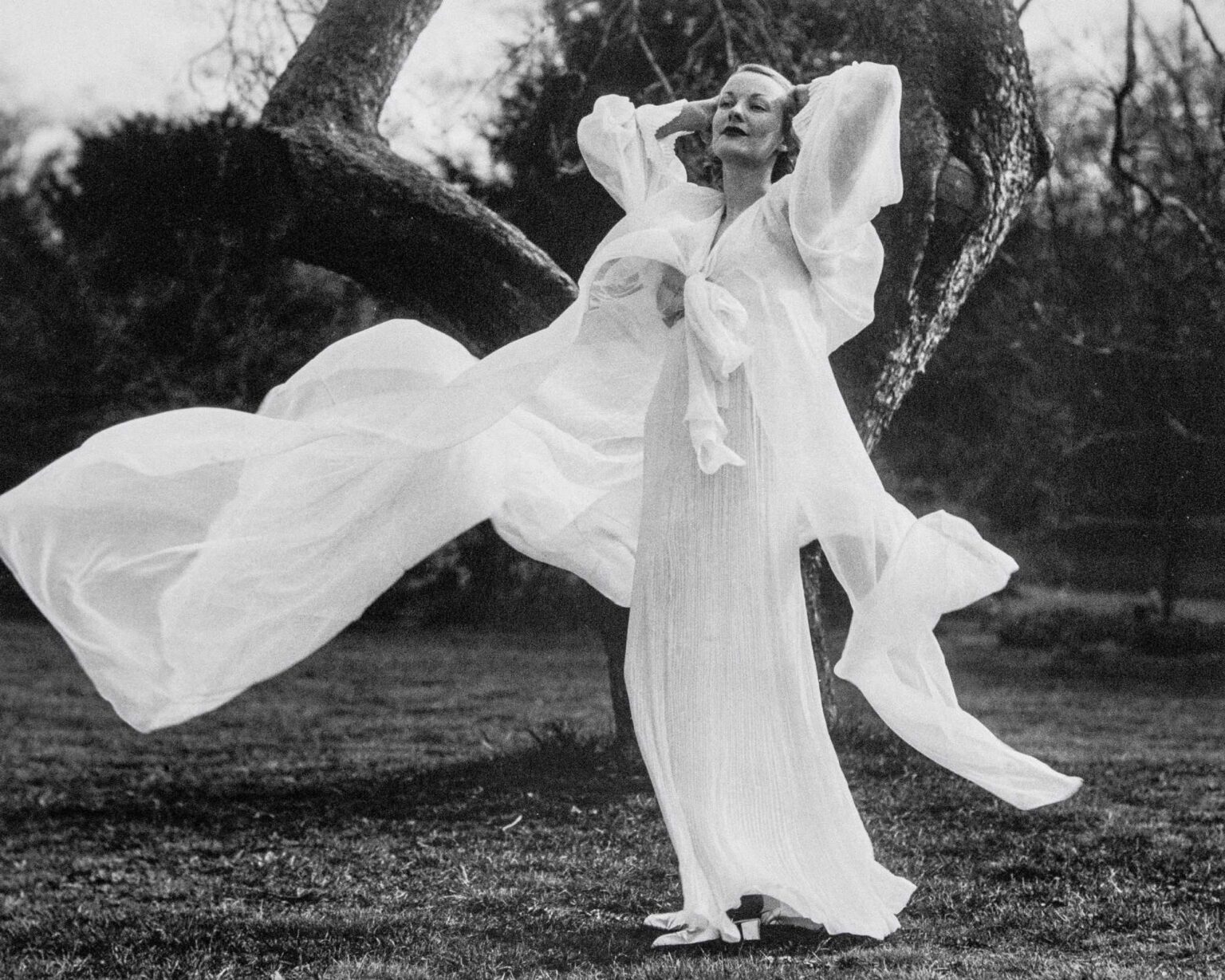 Peignoir in a Soft Breeze, Harper’s Bazaar, June 1936 © ESTATE OF MARTIN MUNKACSI – Courtesy of Howard Greenberg Gallery; New York and Paci contemporary gallery (Brescia-Porto Cervo, IT)