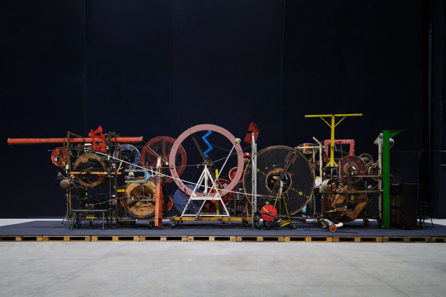 Jean Tinguely, Méta-Maxi, 1986, Veduta dell’installazione, Pirelli HangarBicocca, Milano, 2024, On loan from Mercedes-Benz Art Collection, Courtesy Pirelli HangarBicocca, Milano. Jean Tinguely: © SIAE, 2024. Foto Agostino Osio