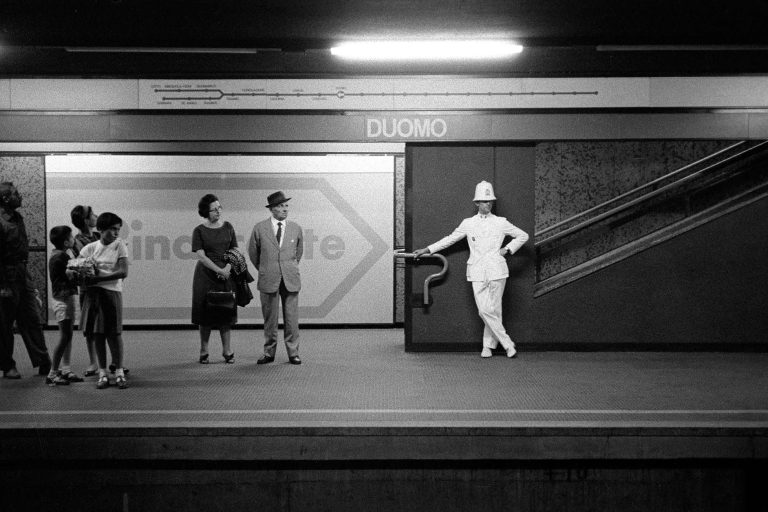 Carlo Orsi, Milano, 1965. Metropolitana in bianco e nero © Archivio Carlo Orsi. Courtesy Archivio Carlo Orsi