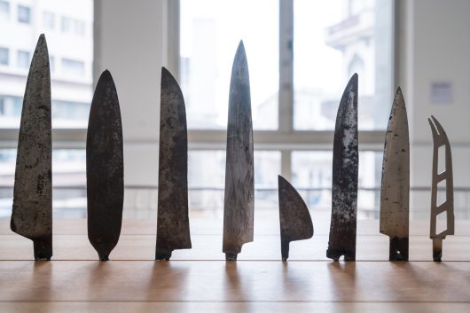 Carlos Garaicoa, Las Raíces del Mundo, 2018, inox steel buildings, knives - Courtesy Galleria Continua