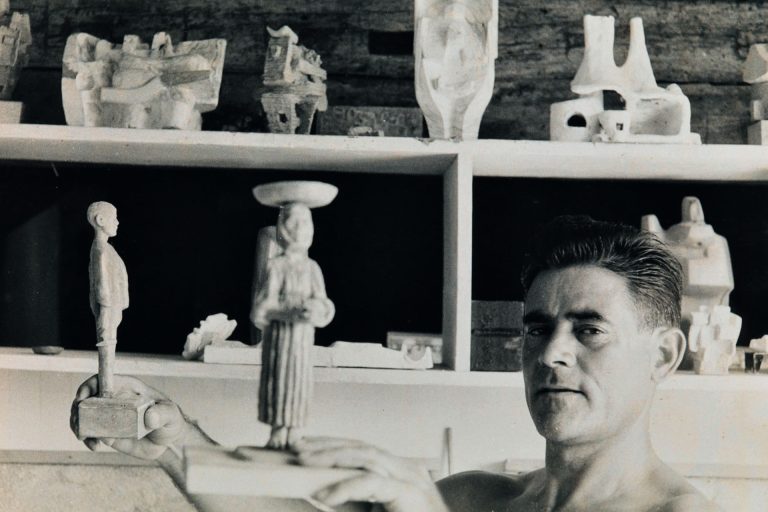 Costantino Nivola con i ritratti in bronzo della madre e del fratello Giuseppe, Springs, East Hampton, 1958 ca.