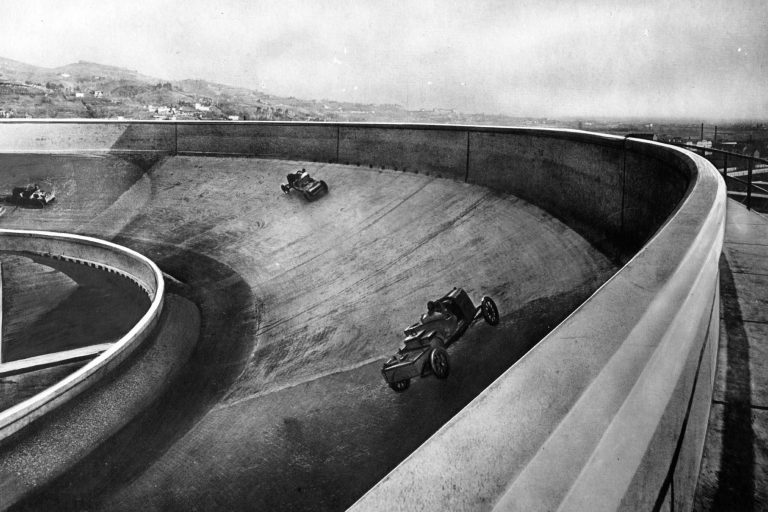 Stabilimento Lingotto, pista sopraelevata collaudo vetture ( FIAT, 1923) - Courtesy MAUTO