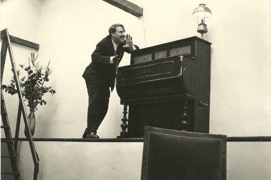 Mattia Moreni nel suo studio al Moulin Rouge, Parigi_fotografia di Roberto Pagnani, anni Sessanta, Archivio Collezione Ghigi-Pagnani (1)