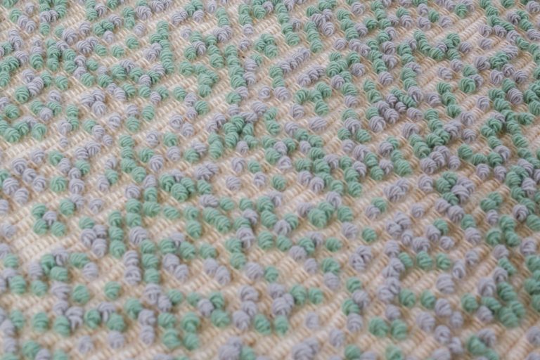 Nairy Baghramian, Spazio negativo, 2024, tappeto realizzato da Mariantonia Urru, eseguito da Alessandra Piras su design di Nairy Baghramian - Courtesy Museo Nivola, ph © Andrea Mignogna