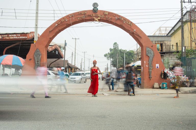 Omoregie Osakpolor, Ingresso di Igun Street_ Omaggio alla storia, al presente e al futuro di Benin, Nigeria, Benin City, 2024, realizzato per conto del Museo Rietberg