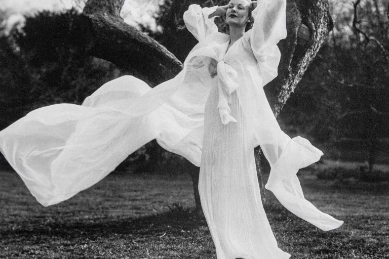 Peignoir in a Soft Breeze, Harper’s Bazaar, June 1936 © ESTATE OF MARTIN MUNKACSI – Courtesy of Howard Greenberg Gallery; New York and Paci contemporary gallery (Brescia-Porto Cervo, IT)